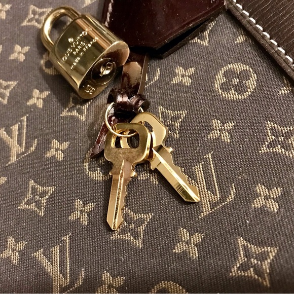 Louis Vuitton Key Clochette - Picture 9 of 13